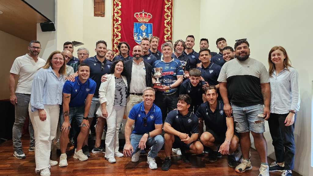 El Alcalde Marcos Zaragoza felicita a los jugadores del equipo Huesitos La Vila por su ascenso a la primera división nacional de rugby 