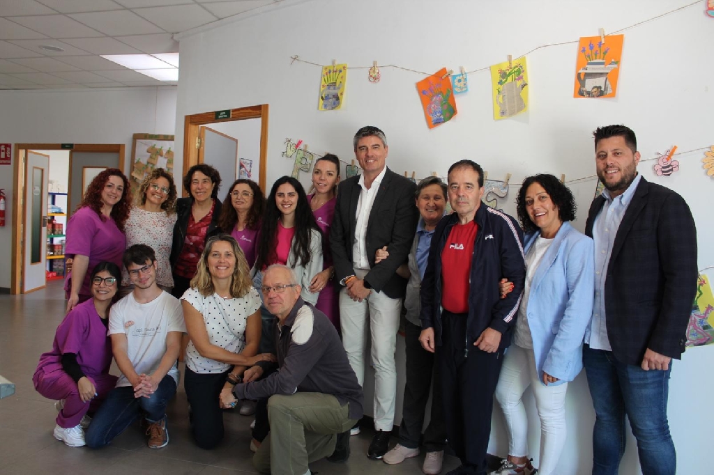 L'Alcalde de la Vila Joiosa Marcos Zaragoza visita les instal·lacions de l'Associació de Familiars de Malalts d'Alzheimer de la Marina Baixa