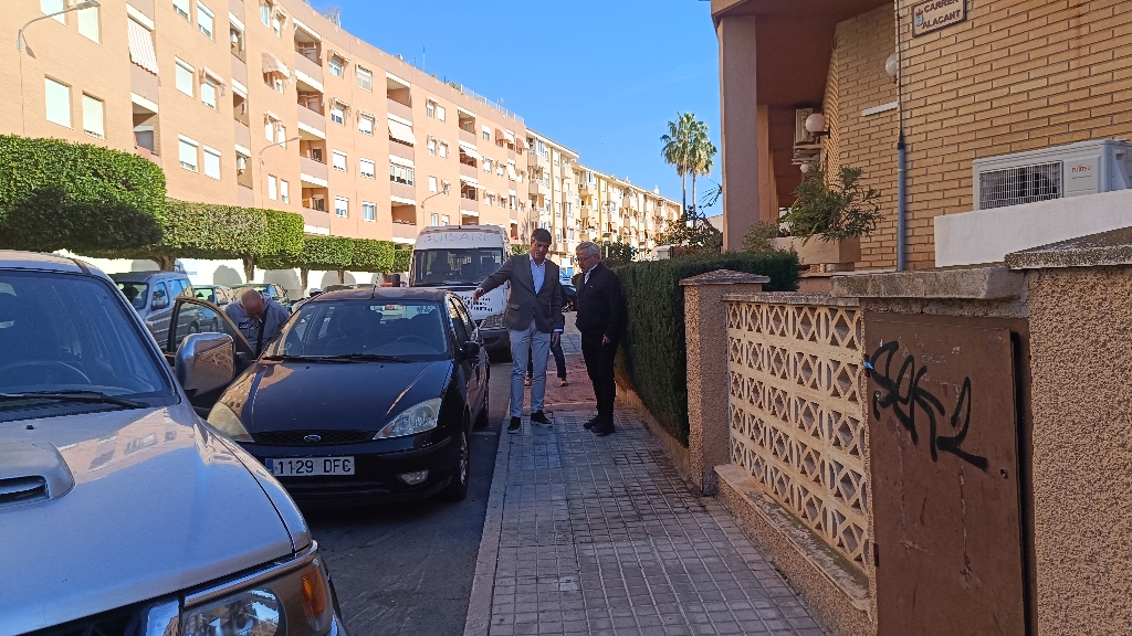 L'Ajuntament amplia la vorera del carrer Alacant per millorar l'accessibilitat als voltants de l'Hospital Asilo Santa Marta