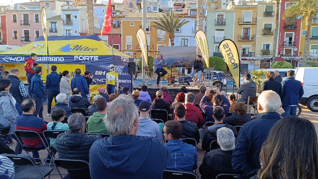 Centenars d'aficionats acompanyen el ciclista viler Felipe Orts a la presentació de la temporada de mountain bike i gravel a la platja centre de la Vila Joiosa