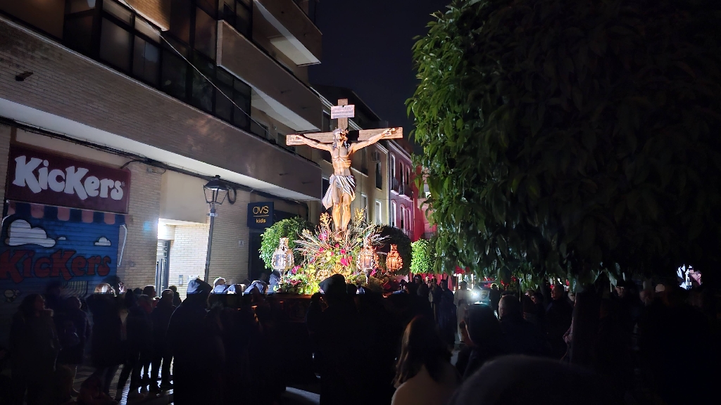 La imagen del Cristo de la Fe recorre las calles de Villajoyosa en la procesión del silencio