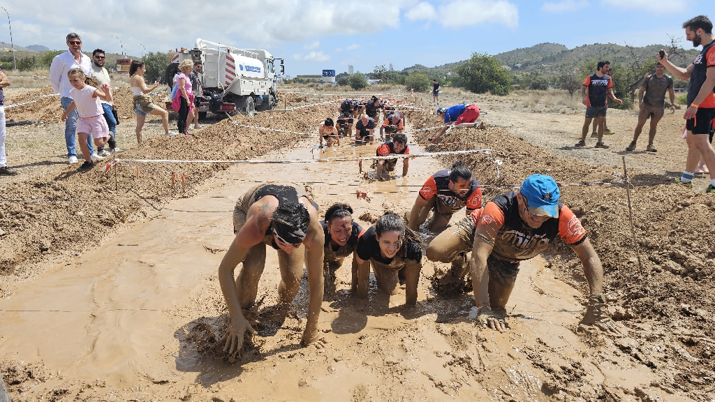 1200 deportistas profesionales y aficionados de España participan en el Campeonato Nacional de Obstáculos en la playa El Torres de Villajoyosa 