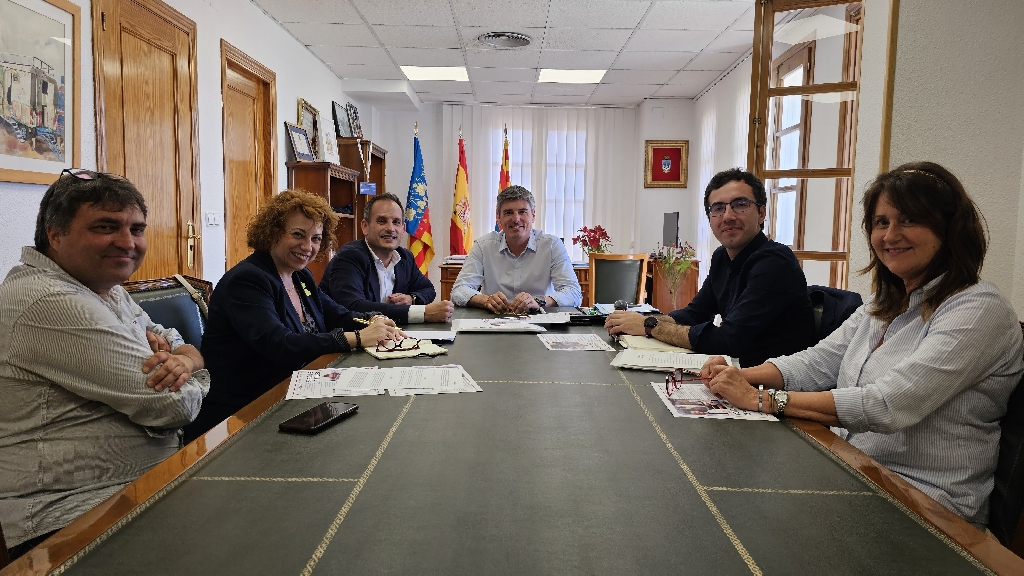 L'Ajuntament de la Vila Joiosa i la Cambra de Comerç d'Alacant acorden signar un conveni per oferir cursos de formació per als joves vilers