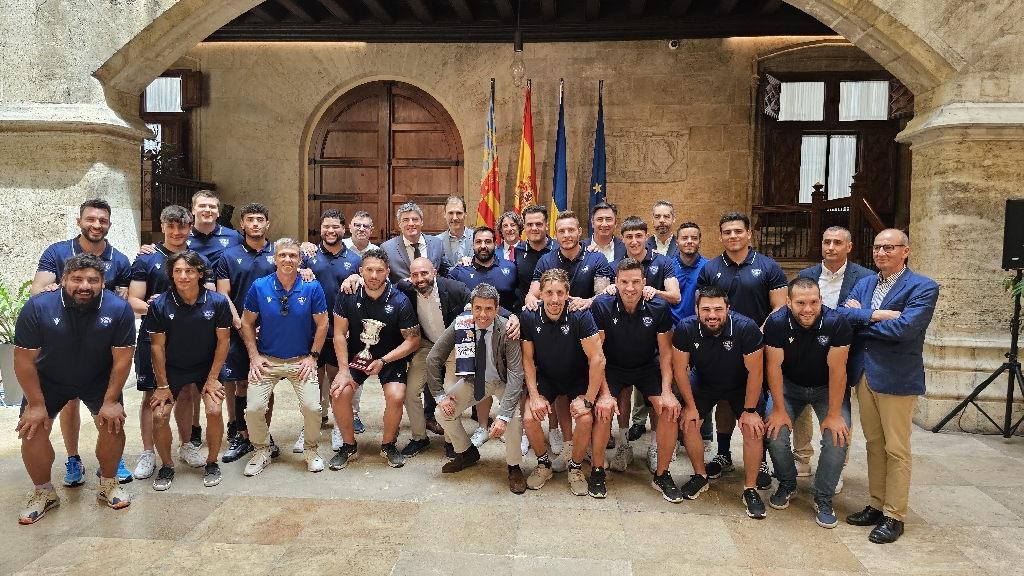 El president de la Generalitat, Carlos Mazón, rep els jugadors de Huesitos La Vila per felicitar-los pel seu ascens a la primera divisió nacional de rugbi