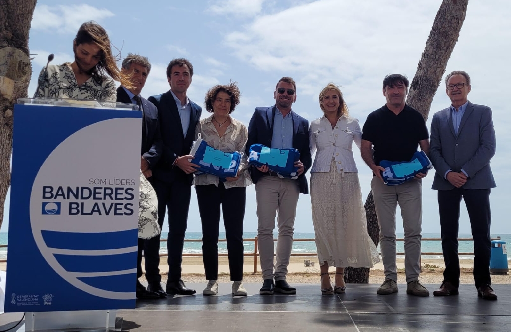 La Vila Joiosa recull les 6 banderes blaves que reconeixen la qualitat de les seves platges