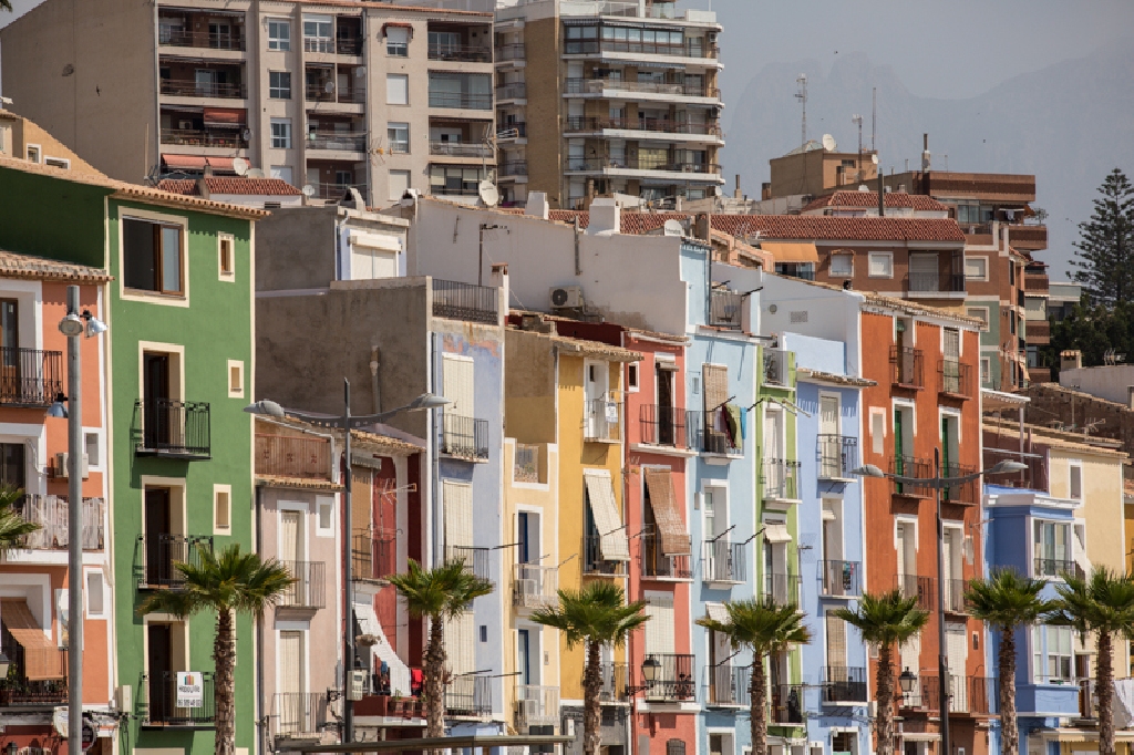 L'Ajuntament de la Vila Joiosa estudia paralitzar la concessió de llicències d'apartaments turístics per tal d'ordenar l'ús dels habitatges al municipi