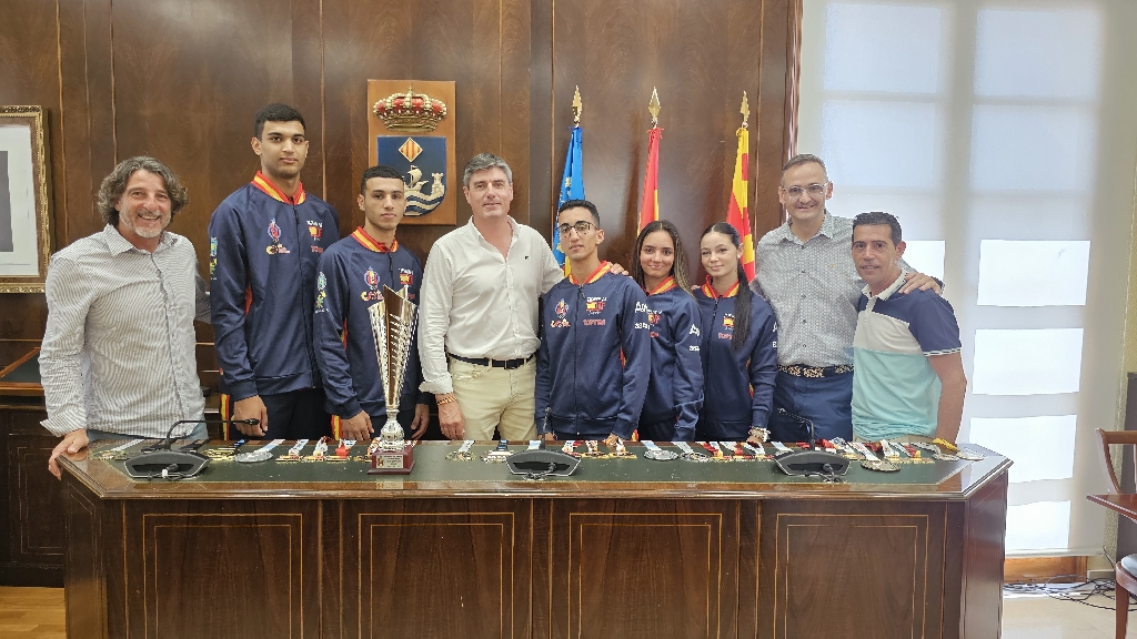 L'Alcalde Marcos Zaragoza recepciona els esportistes campions d'Espanya i d'Europa de taekwondo i del món a kickboxing