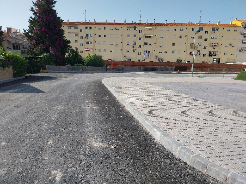 Finalitzen les obres de construcció de la rotonda de l'avinguda President Adolfo Suárez