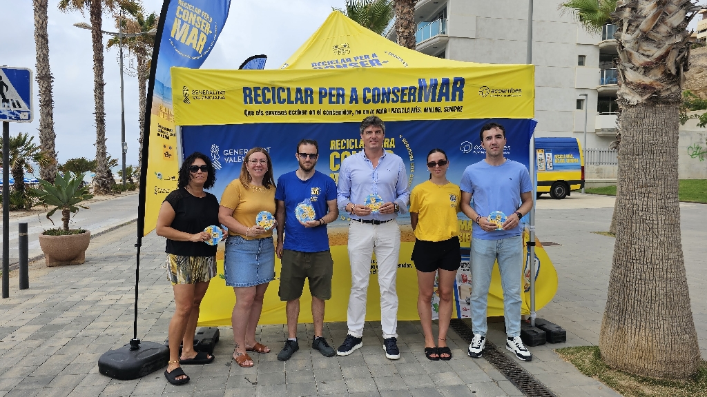 La campaña “Reciclar para ConserMar” informa a los ciudadanos qué contenedor se debe utilizar para depositar cada residuo en la playa y en casa