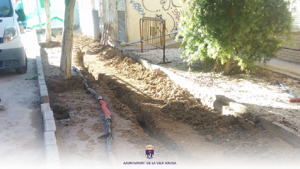 L'Ajuntament de la Vila inicia les obres de reparació de les voreres de l'av. Ensenyants de la Vila i del carrer Diputada Ángela Llinares