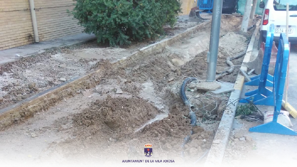 L'Ajuntament de la Vila inicia les obres de reparació de les voreres de l'av. Ensenyants de la Vila i del carrer Diputada Ángela Llinares