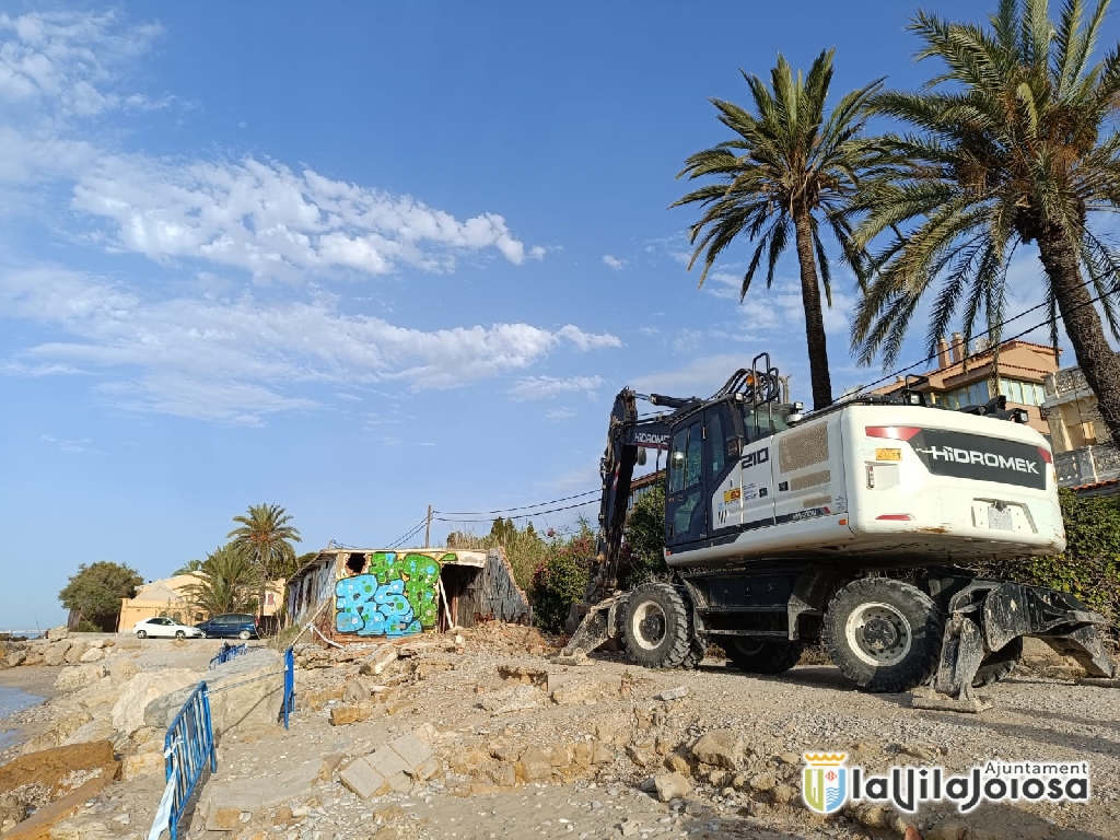 L'Ajuntament ordena l'enderrocament d'un habitatge declarat en ruïna imminent a la platja del Paradís