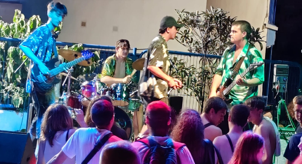 La Vila Joiosa celebra el Dia Internacional de la Joventut amb música en directe i rutes amb caiac