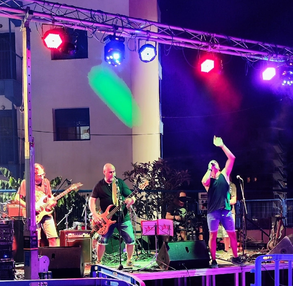 La Vila Joiosa celebra el Dia Internacional de la Joventut amb música en directe i rutes amb caiac