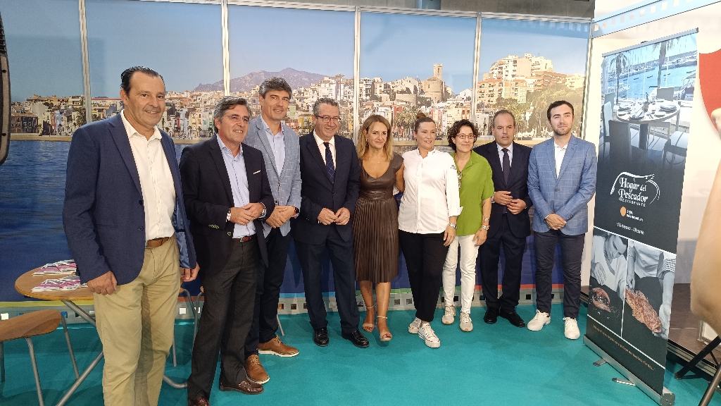 La consellera de Comerç i Turisme, Nuria Montes, i el President de la Diputació d'Alacant, Toni Pérez, visiten l'estand de l'Ajuntament de la Vila Joiosa a la fira Alacant Gastronòmica